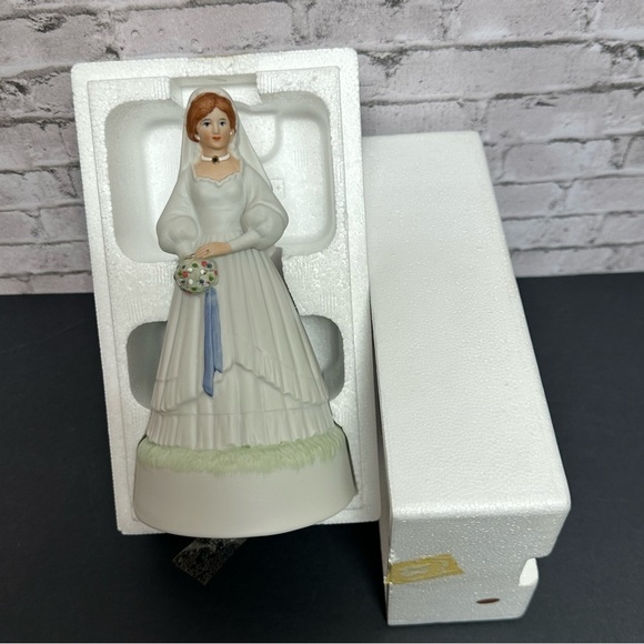 THE BRIDE 1985 International Gallery of Art Figurine Music Box w Girl Behind Her - Picture 12 of 13